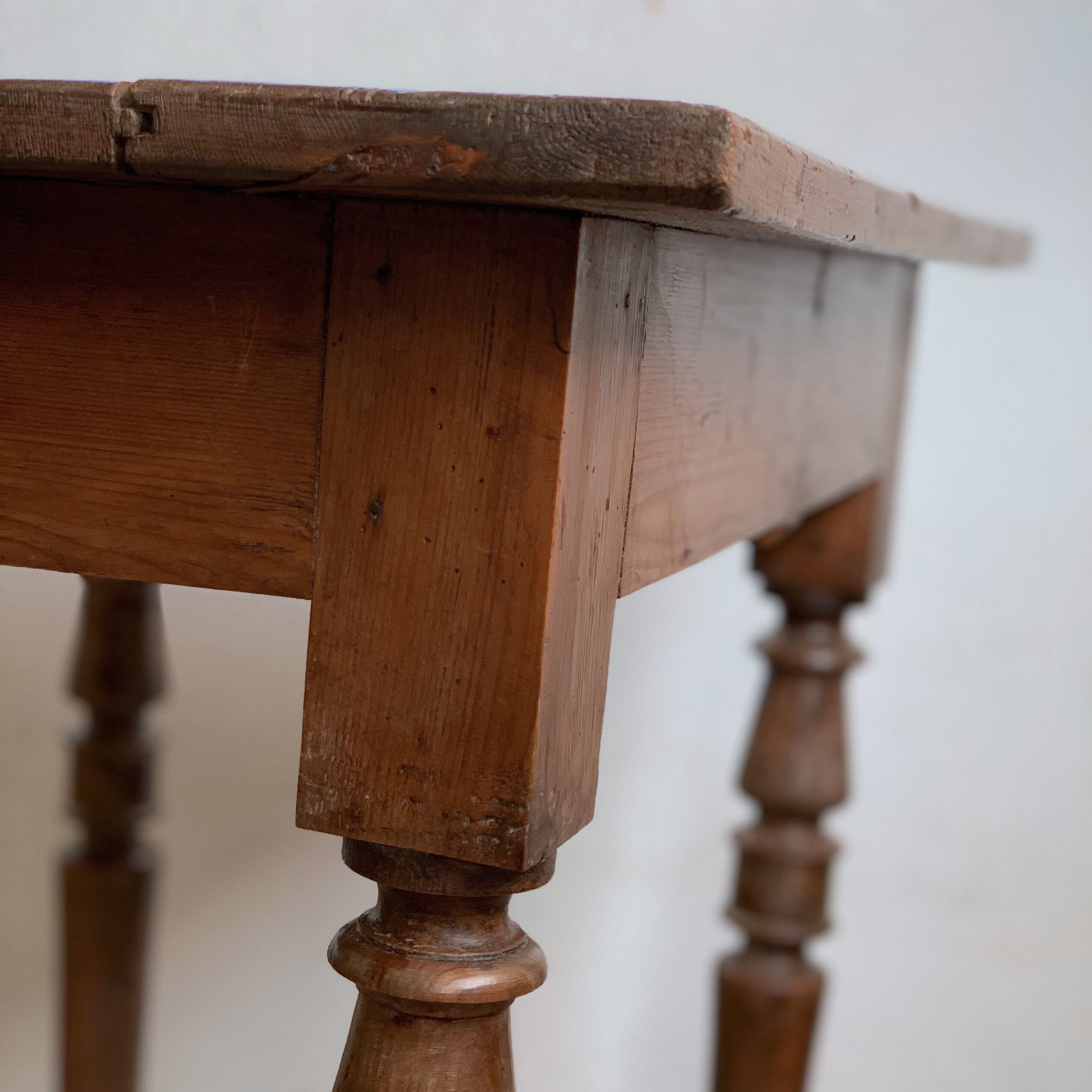 Small English pine table - early 20th century