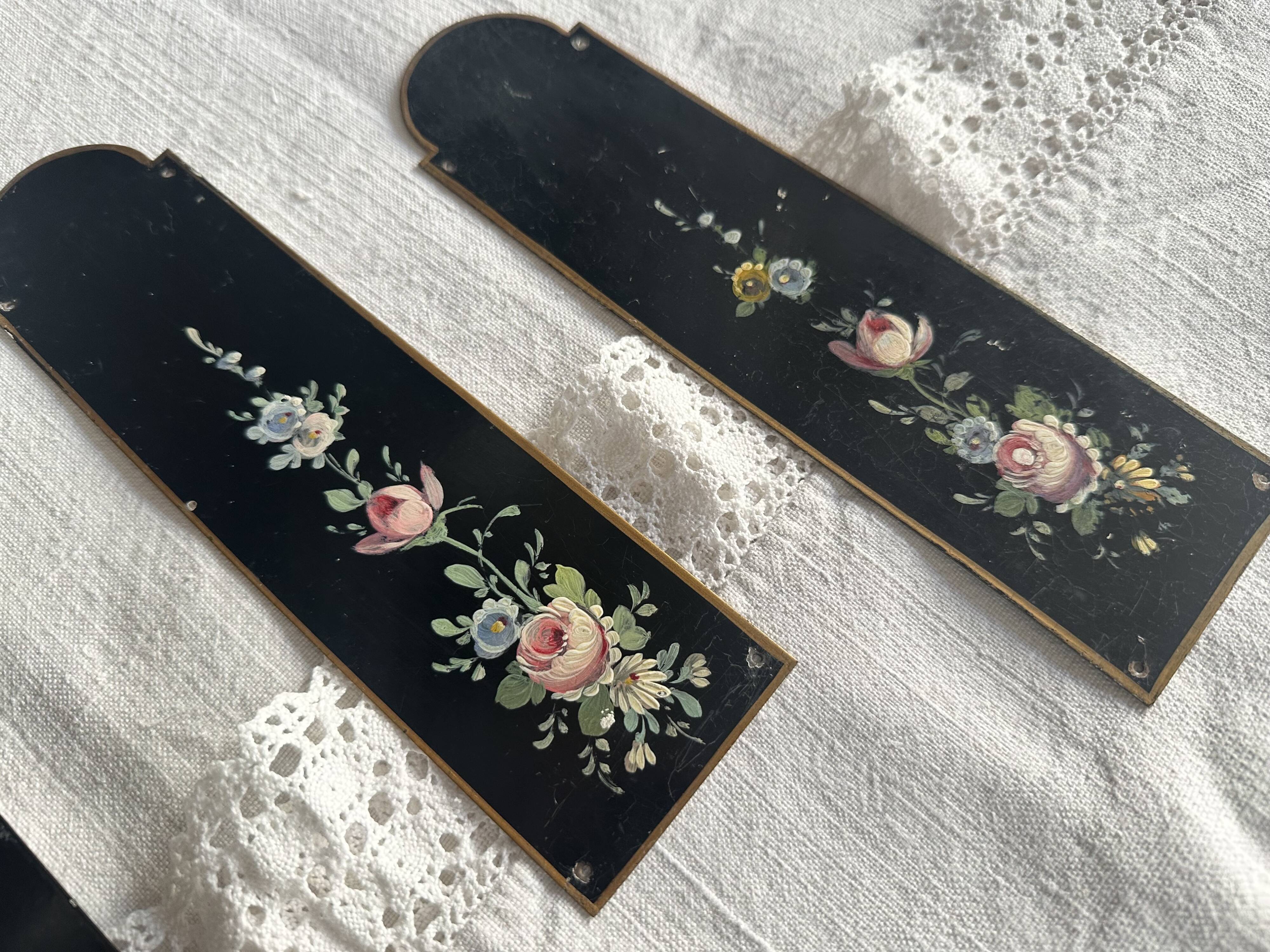Plaques de propreté Napoléon III en tôle peinte, décor floral