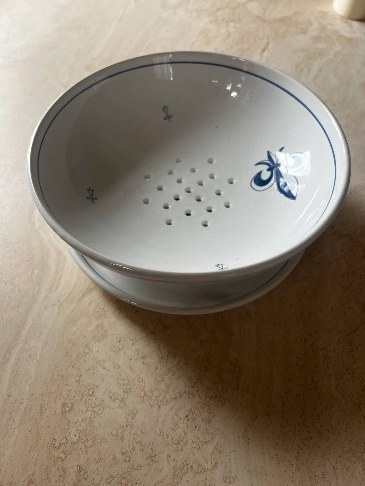 Fruit strainer in earthenware, Pornic, lily flower design.