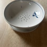Fruit strainer in earthenware, Pornic, lily flower design.