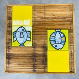 Table basse Roger Capron en céramique et rotin, modèle aux poissons