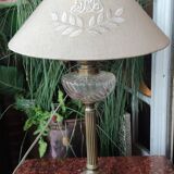 Ancienne petite Lampe à pétrole electrifiée abat jour monogrammé