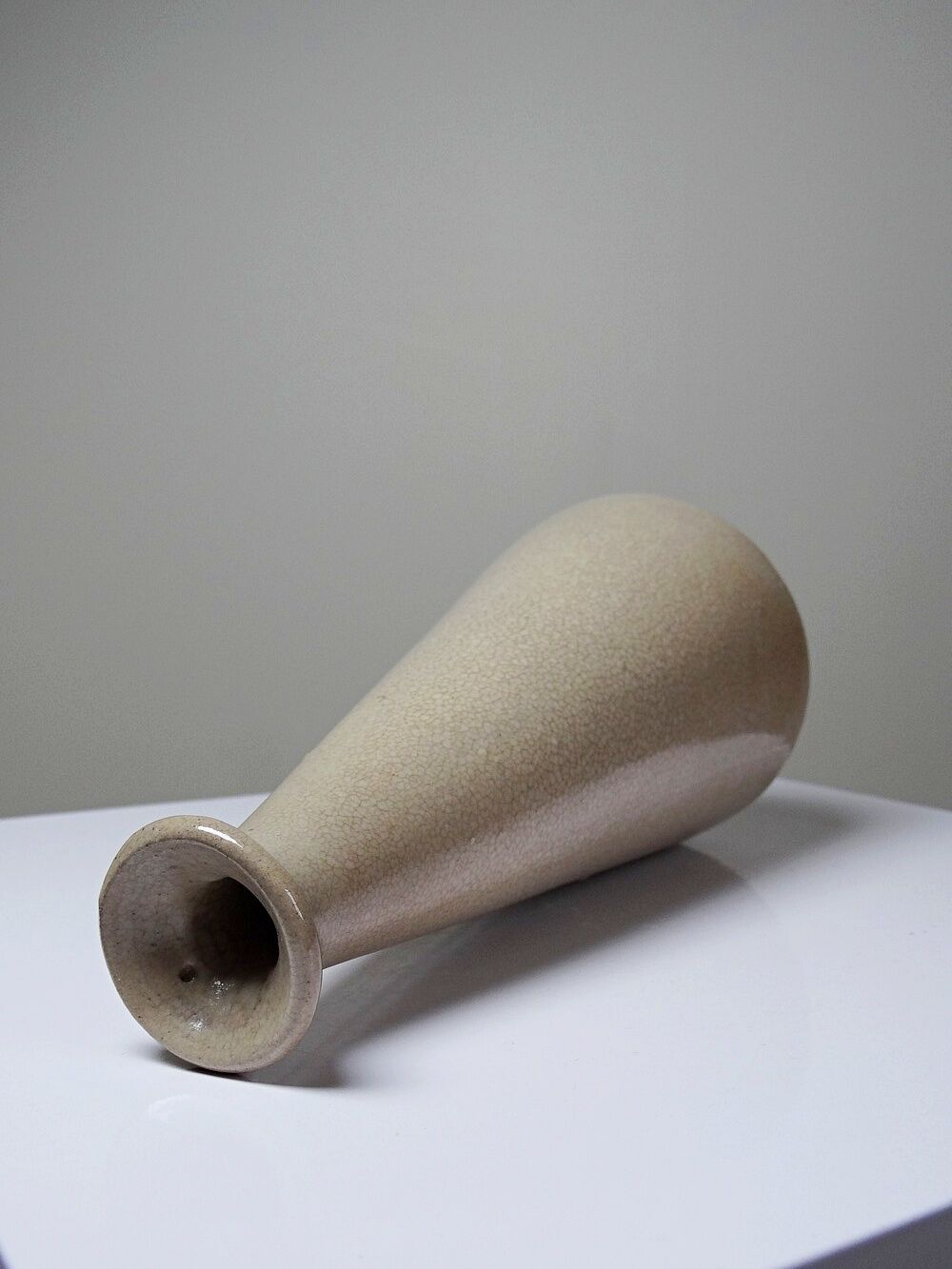Art Deco conical vase in crackled beige earthenware, circa 1930-1950.