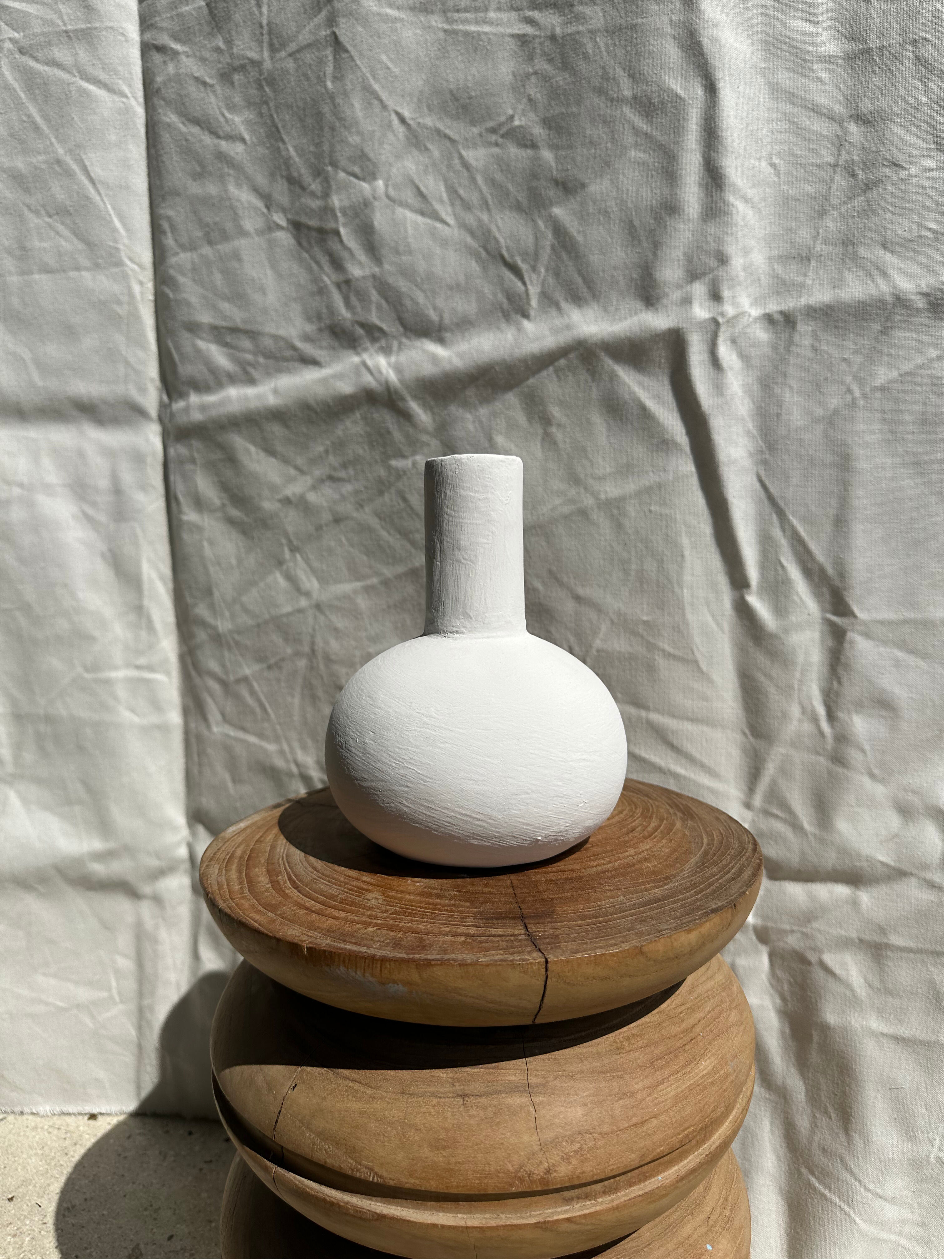 Handmade soliflore drop vase in terracotta painted white h:20 d:15