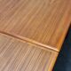 Petite table de salle à manger extensible en teck d'époque