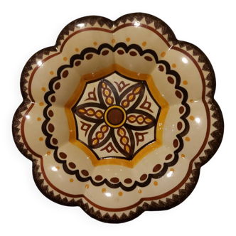 Corbeille, plat en faïence de Quimper signé HB