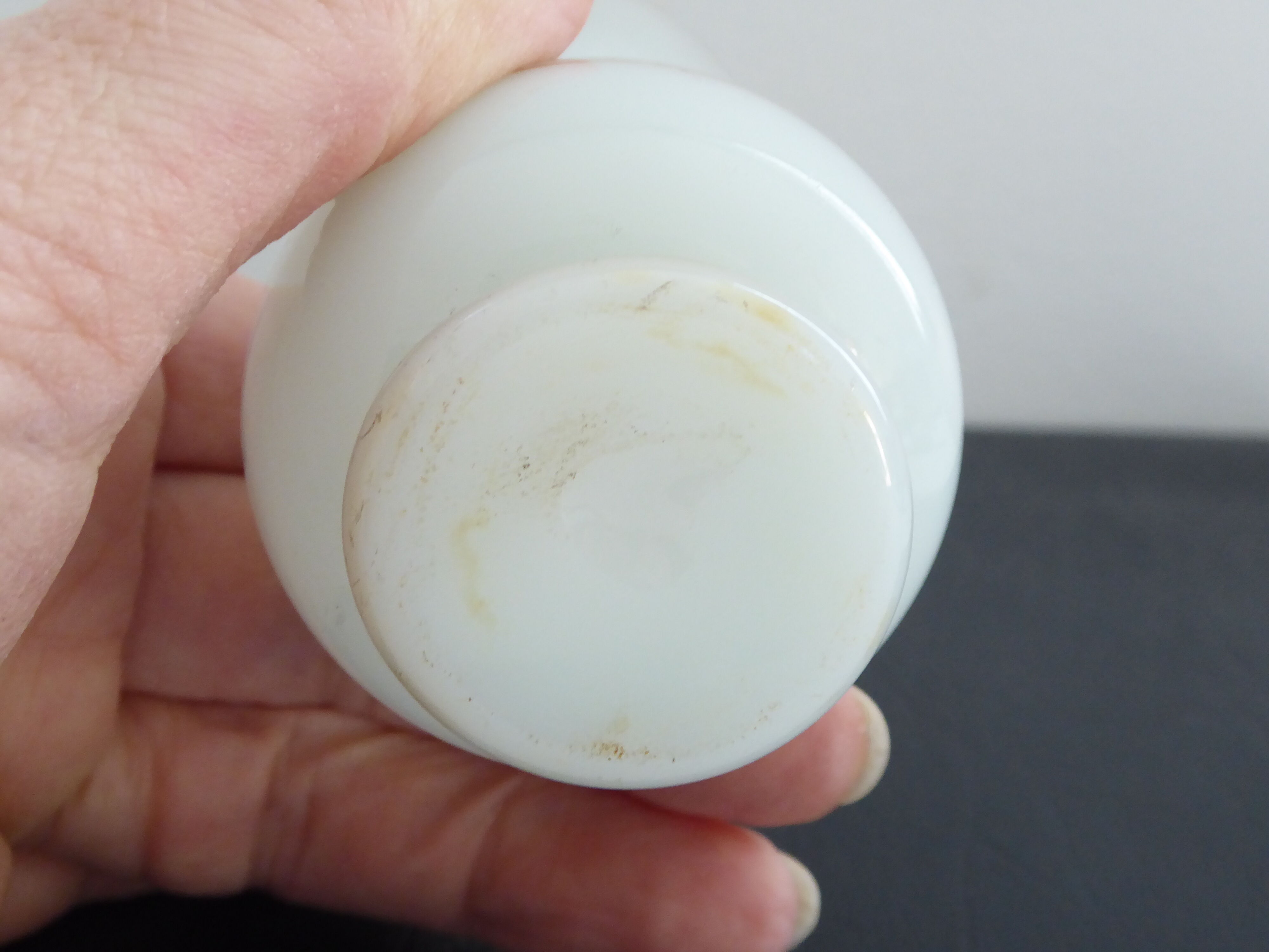 Vase miniature en opaline