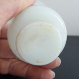 Vase miniature en opaline