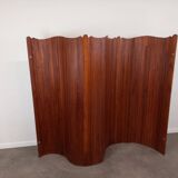 Undulating slatted screen