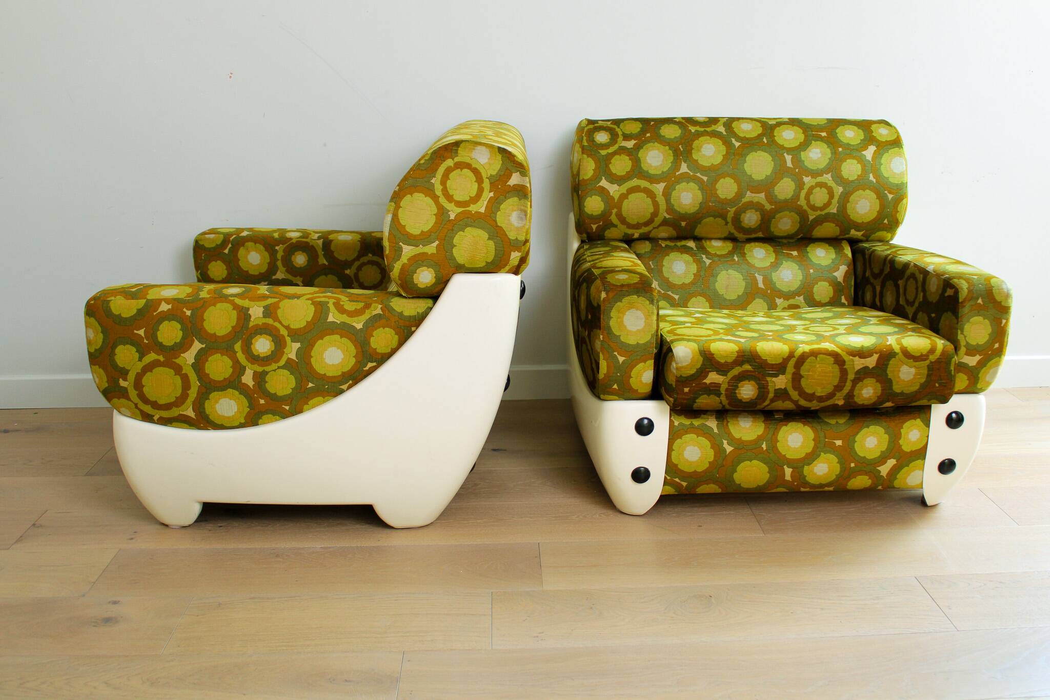 A pair of vintage mid-century modern arm chairs - Italy 1970s