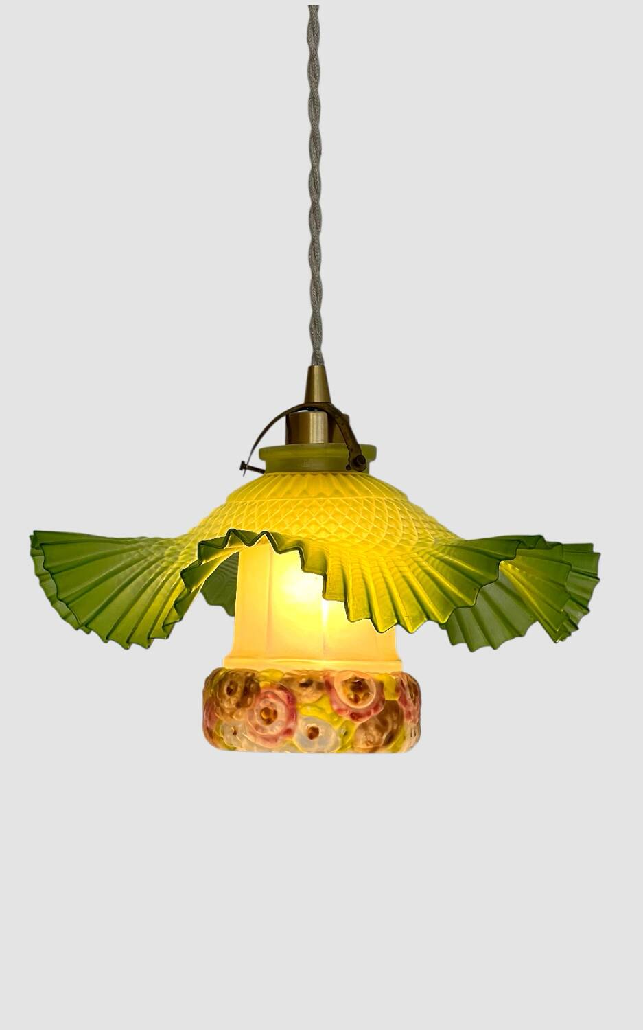 Opaline pleated suspension and tulip with Art Deco floral patterns.