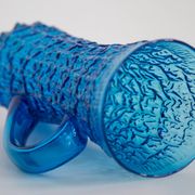 Pichet d'eau ou de jus en verre bleu du milieu du XXe siècle