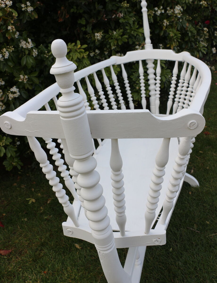 White wooden bercelonnette