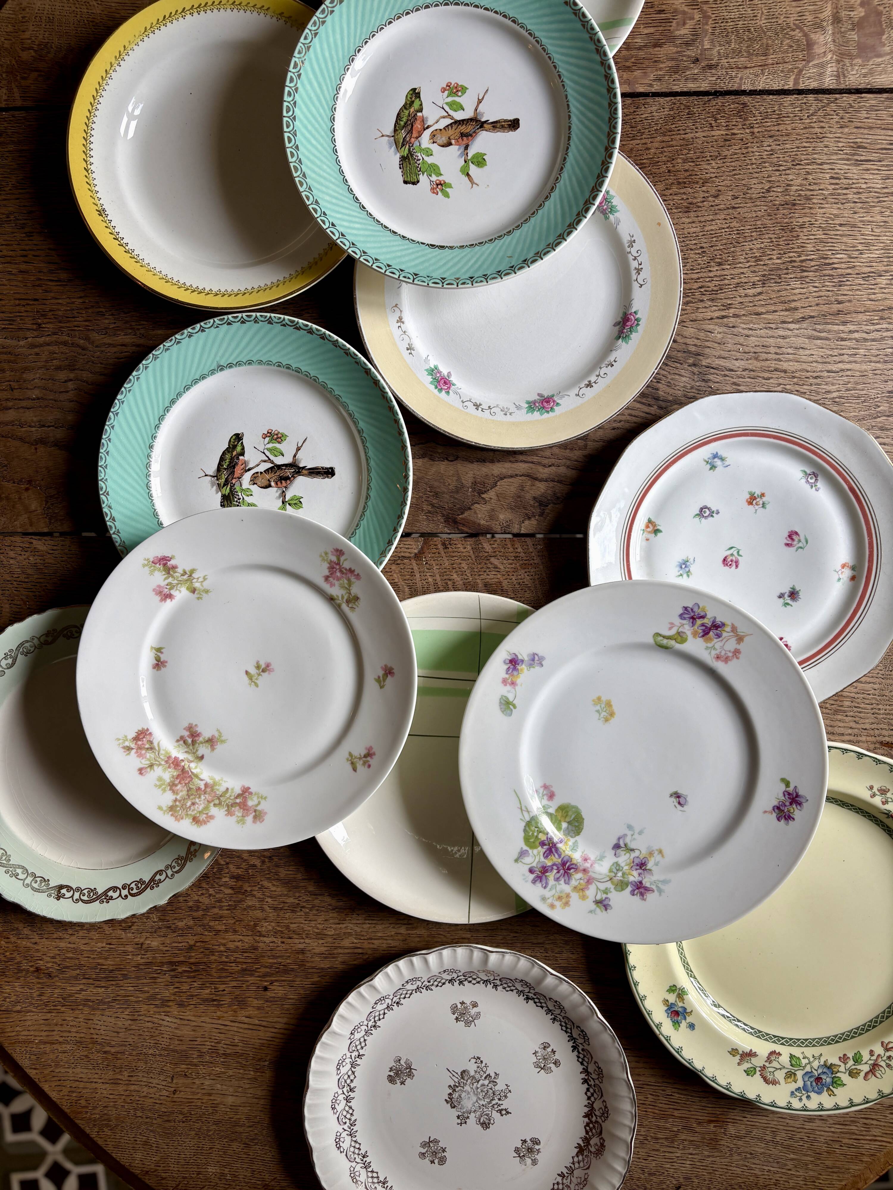 Lot de 12 assiettes plates vintage dépareillées