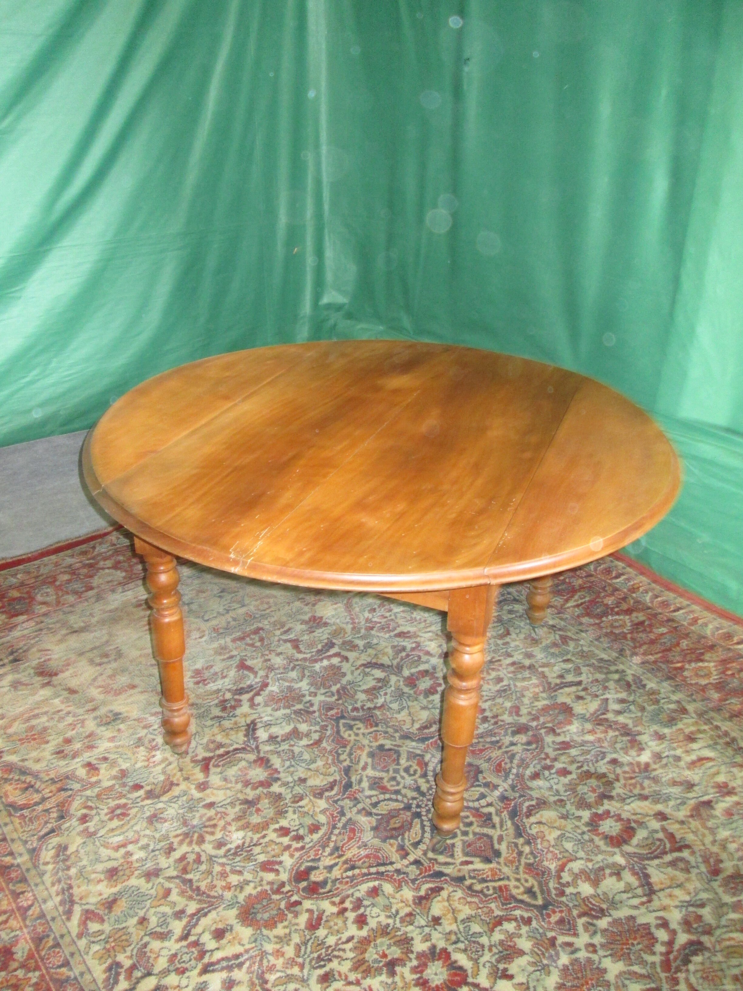 Round table in solid cherry
