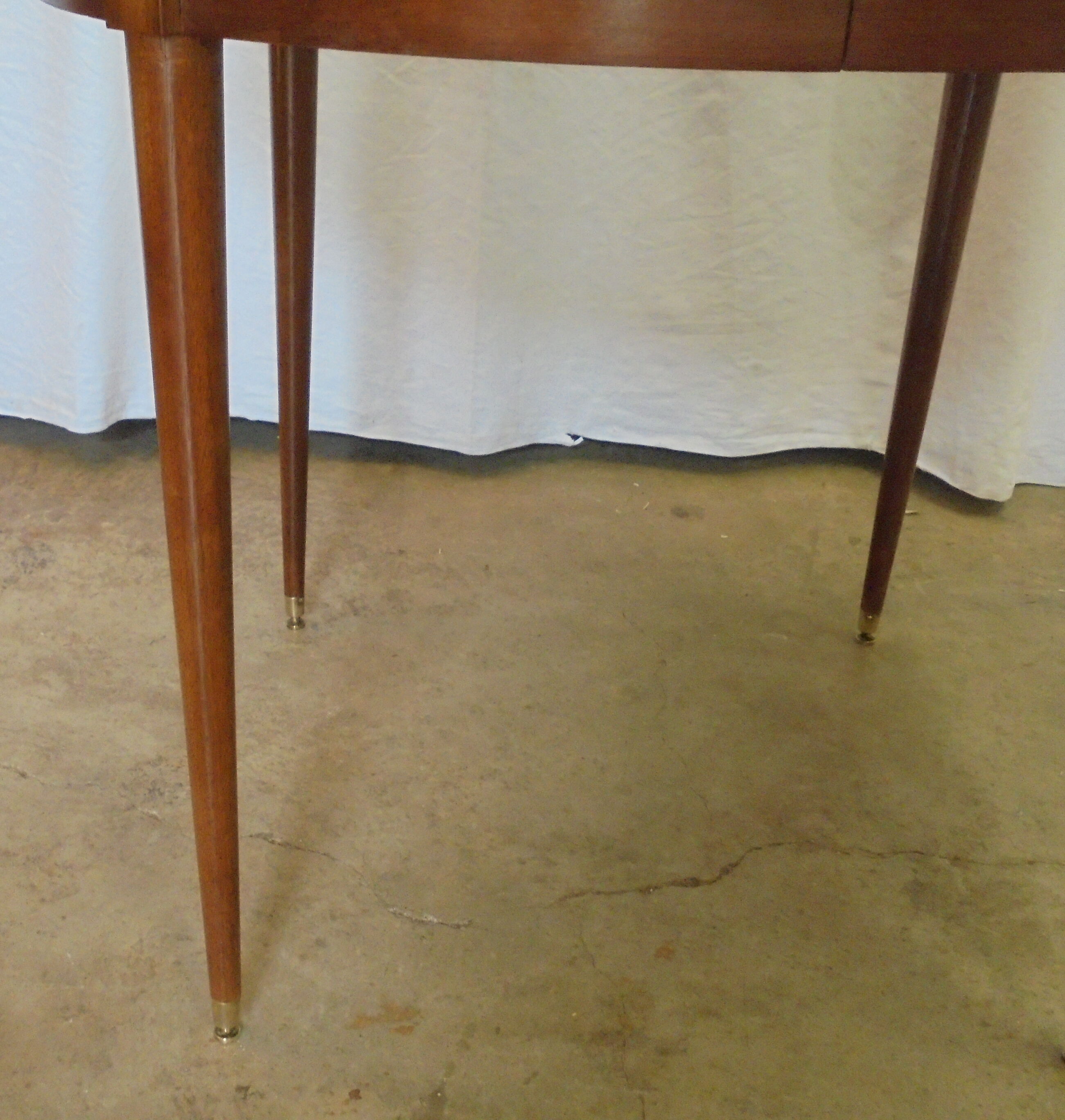 Mahogany round table with 4 extensions from the 1950s