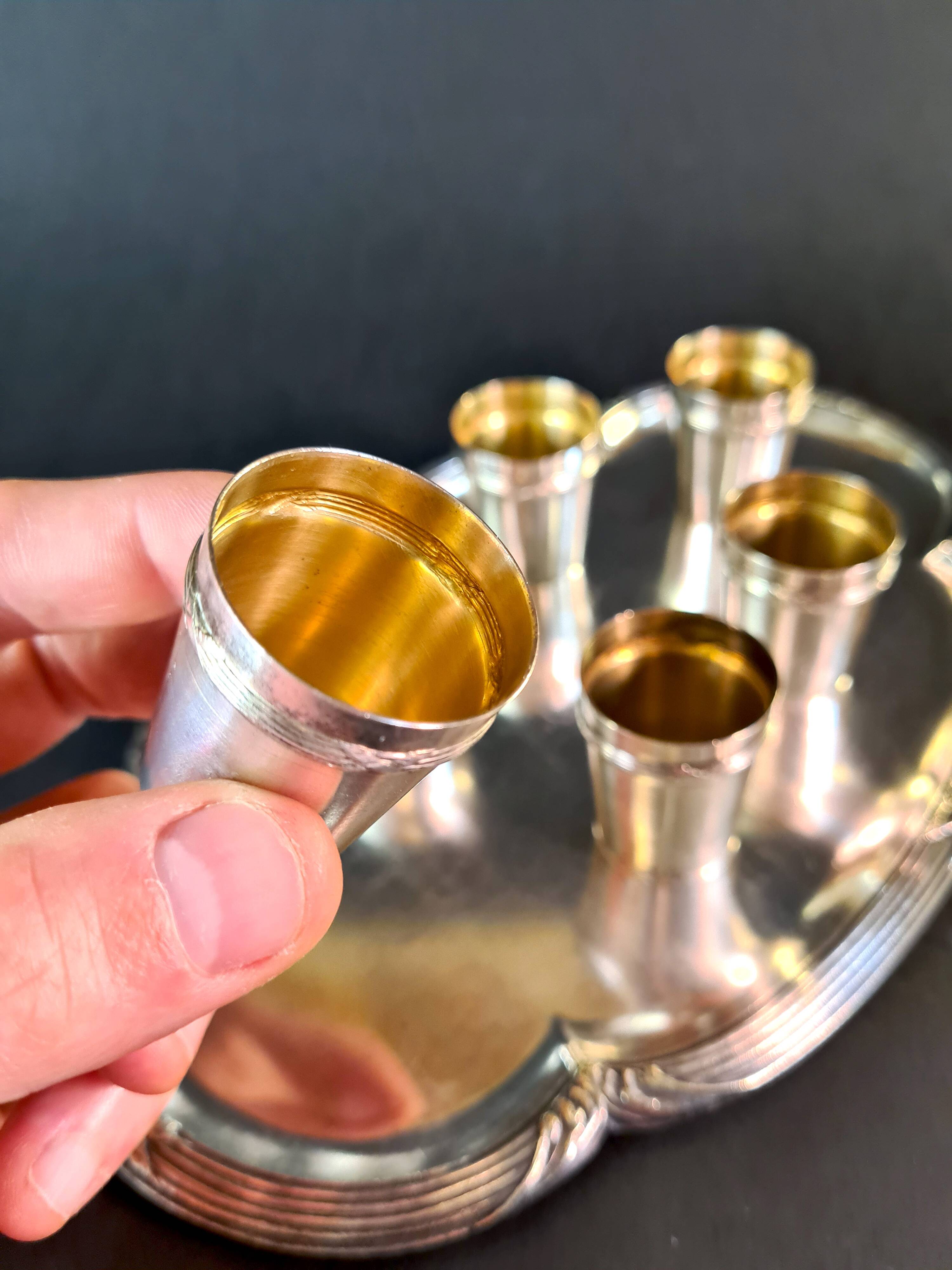 Élégance à l’ancienne : Service à vodka en métal argenté