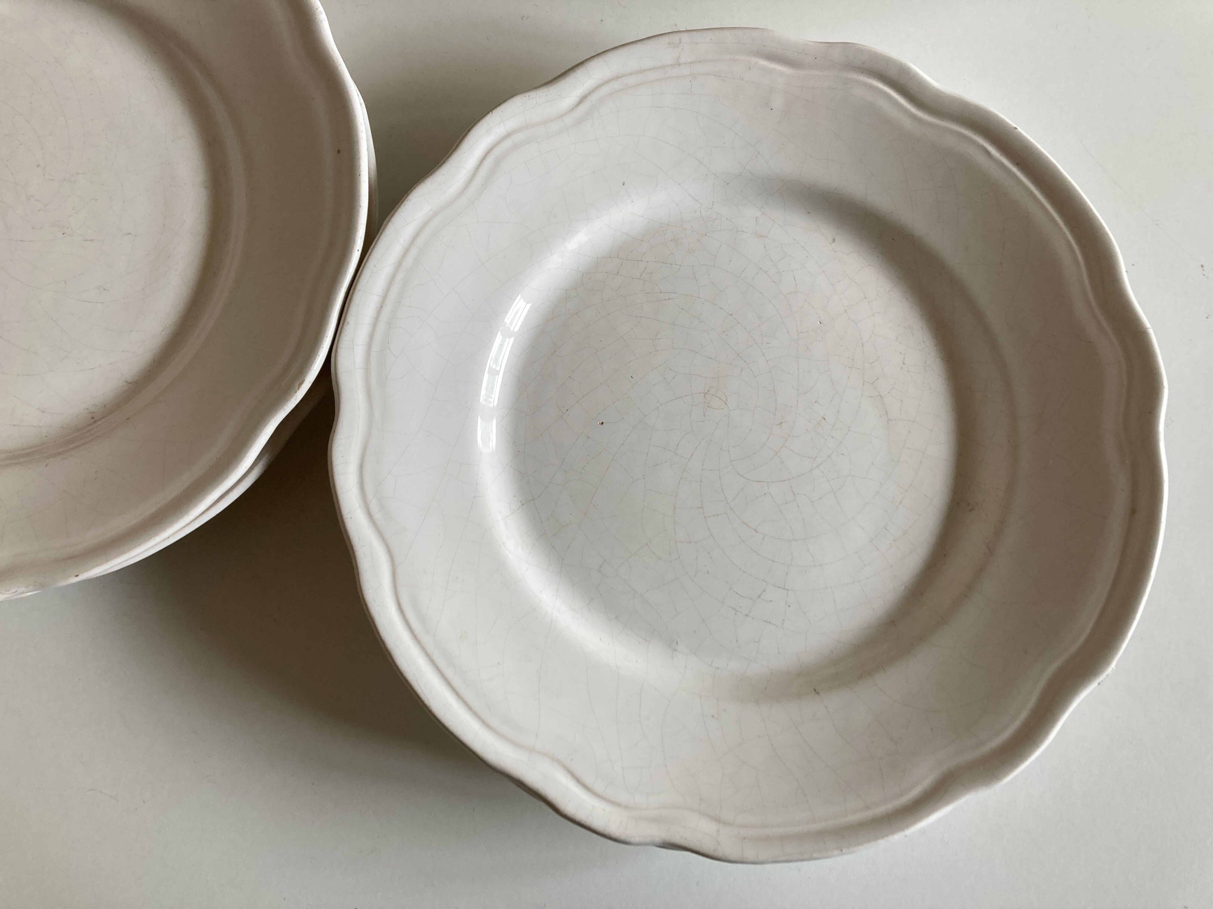 Set de 4 assiettes de Mougins en terre émaillée blanche à godrons