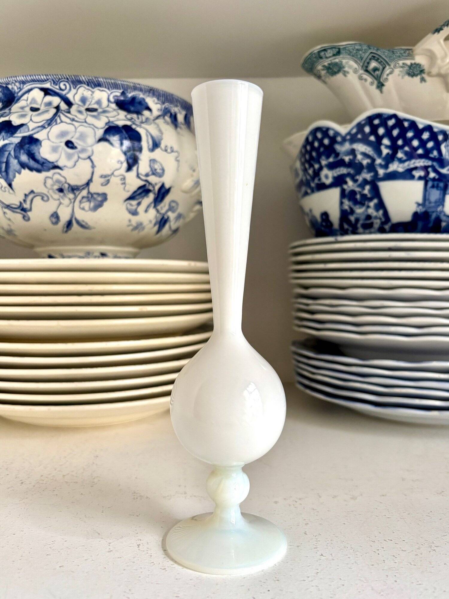 Vase, single-flower vase in white opaline