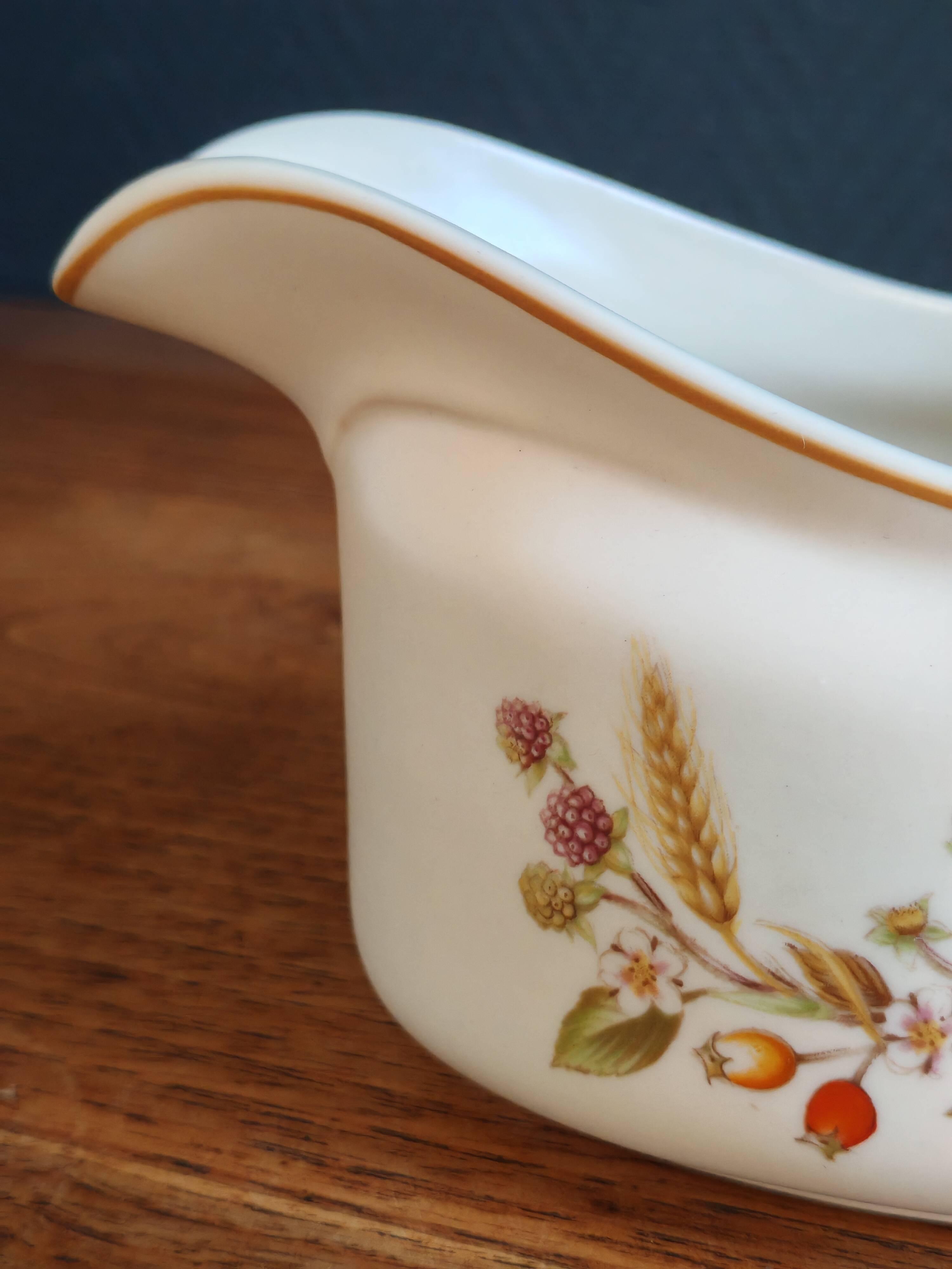 "Harvest 1418" sauceboat in English porcelain