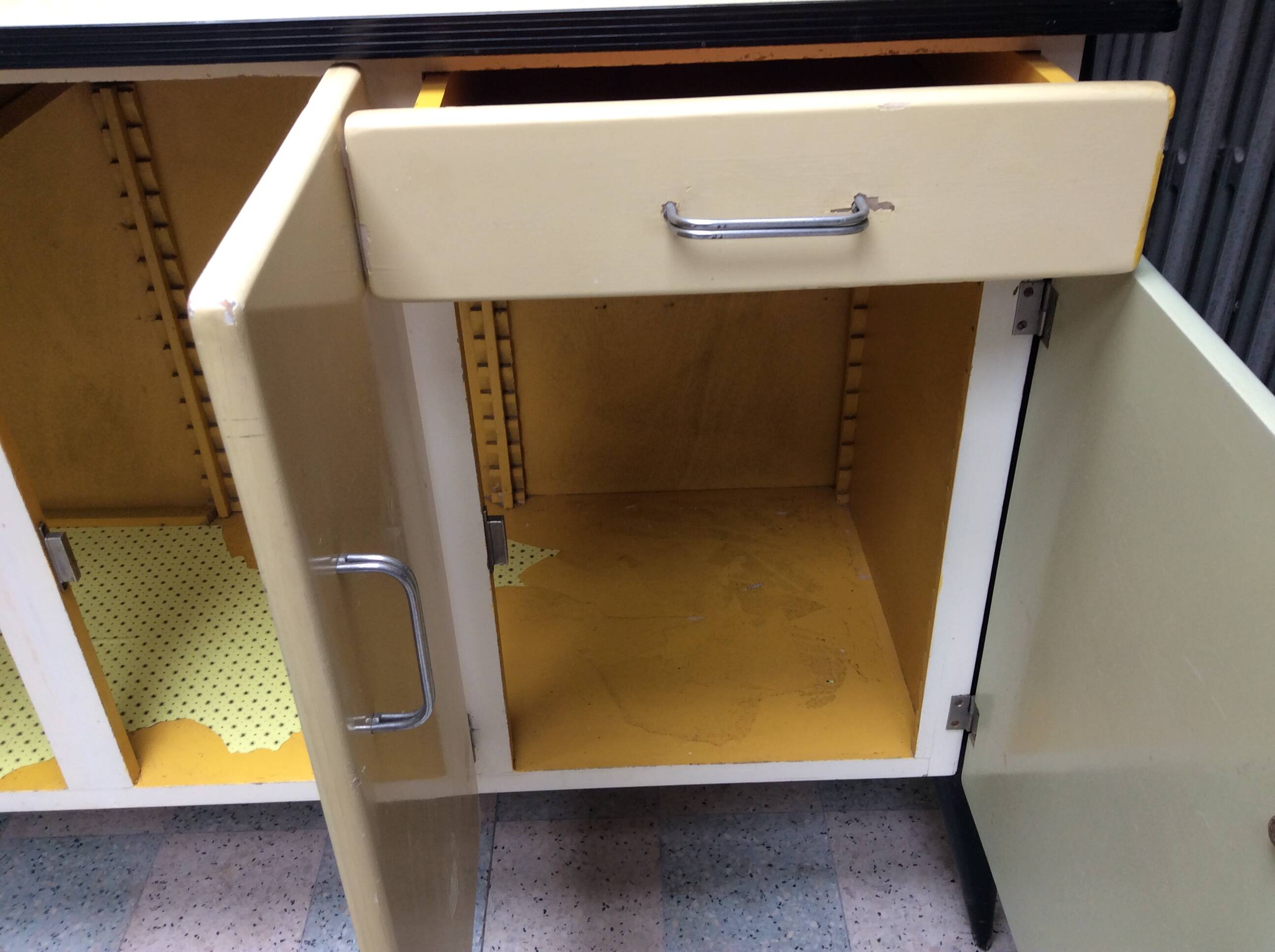 Kitchen sideboard in wood and Formica