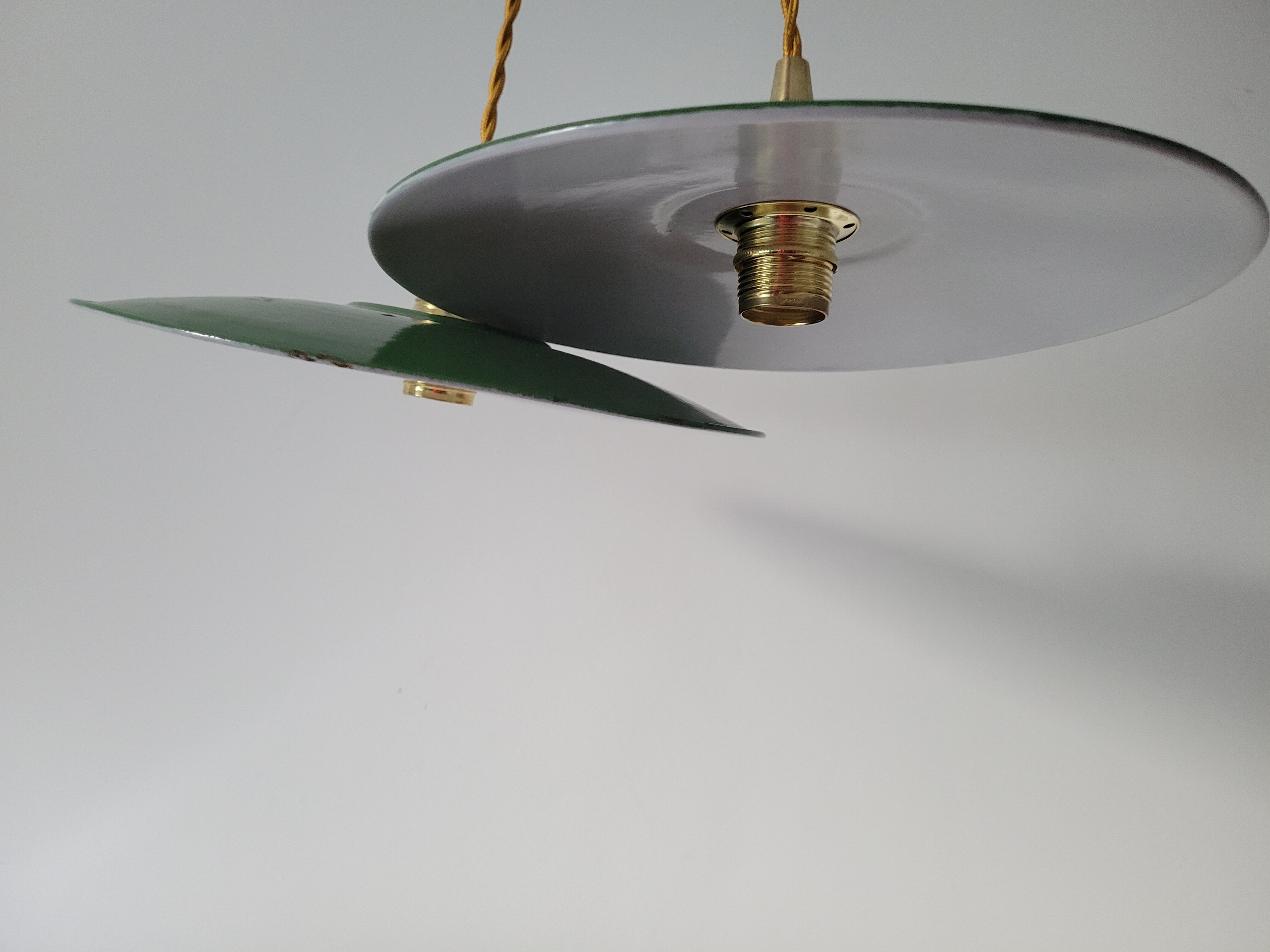 Pair of enamelled suspensions