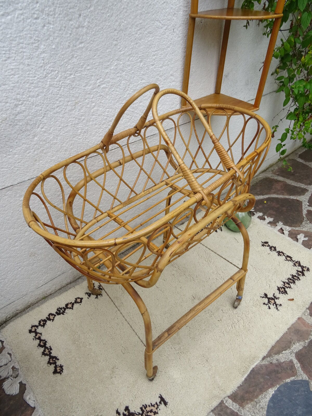 Rattan bassinet on folding support