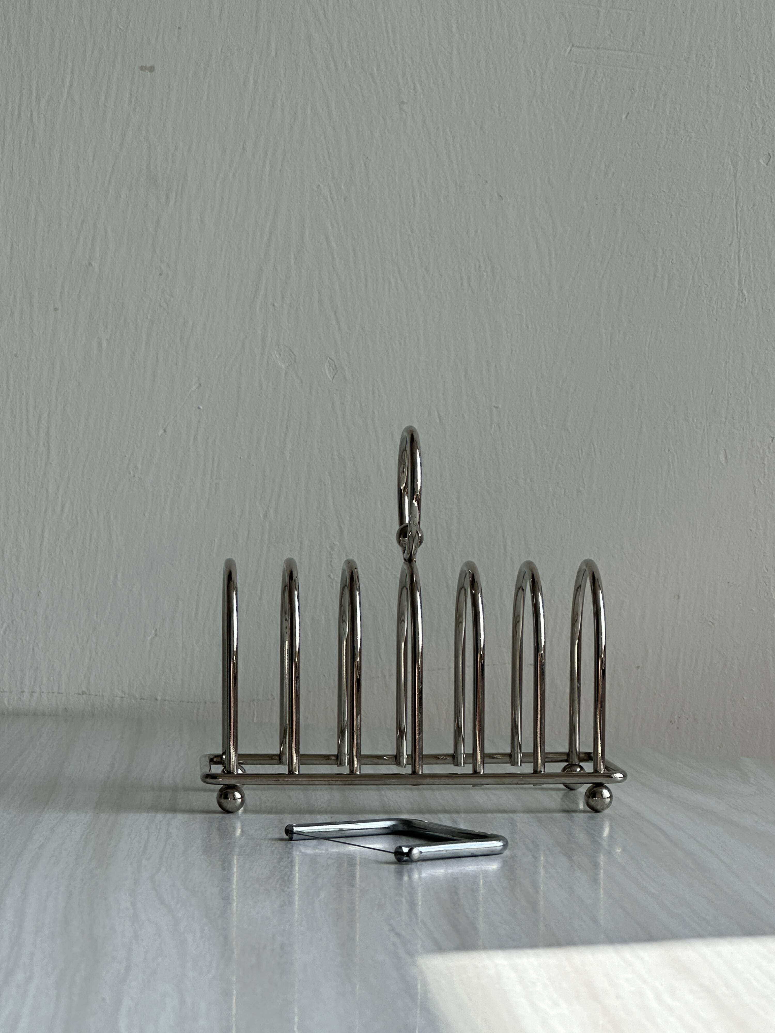 Porte-toast en métal argenté.
