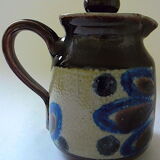 Teapot in sandstone of Elfriede Tataki-Kopp