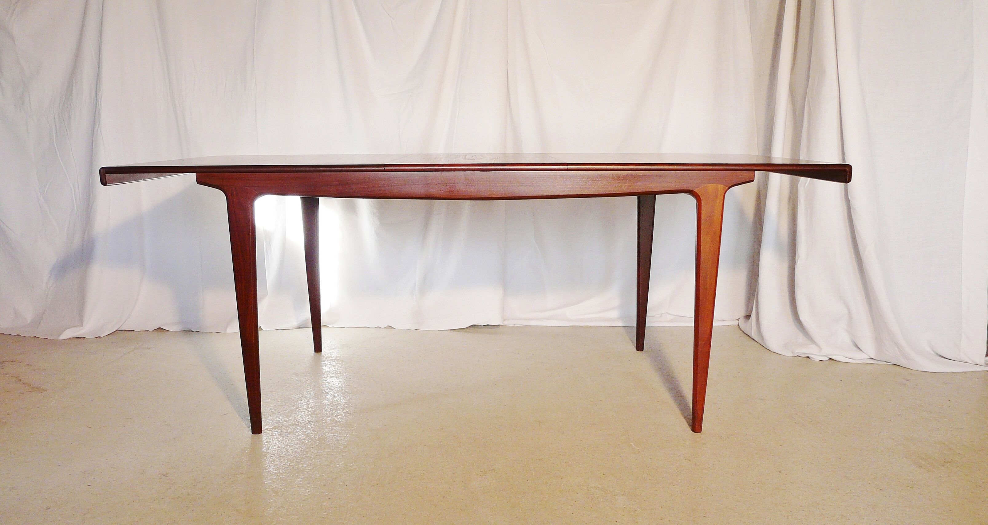 Table expandable teak Younger and four chairs