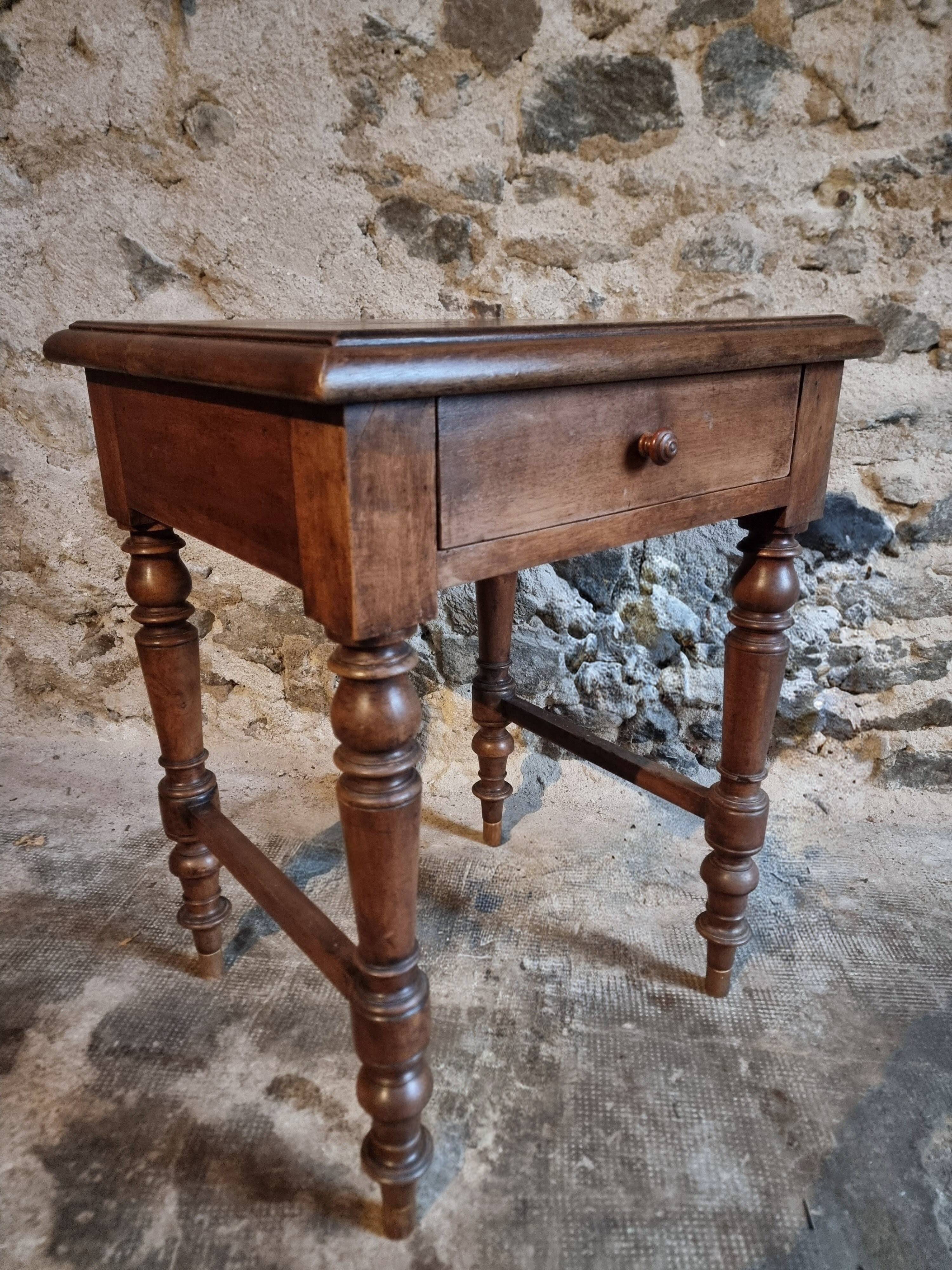 Antique French side table in walnut – 19th century, Louis Philippe style, solid walnut table with drawer (1870–1900)