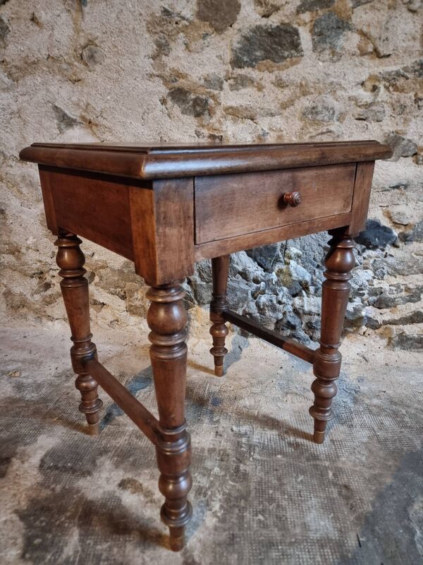 Table d'appoint française ancienne en noyer – XIXe siècle, style Louis Philippe, table en noyer massif avec tiroir (1870–1900)