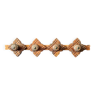 Porte-manteau mural primitif brutaliste en bois