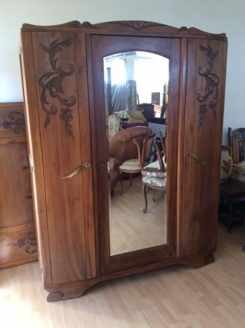 Armoire en noyer ancienne