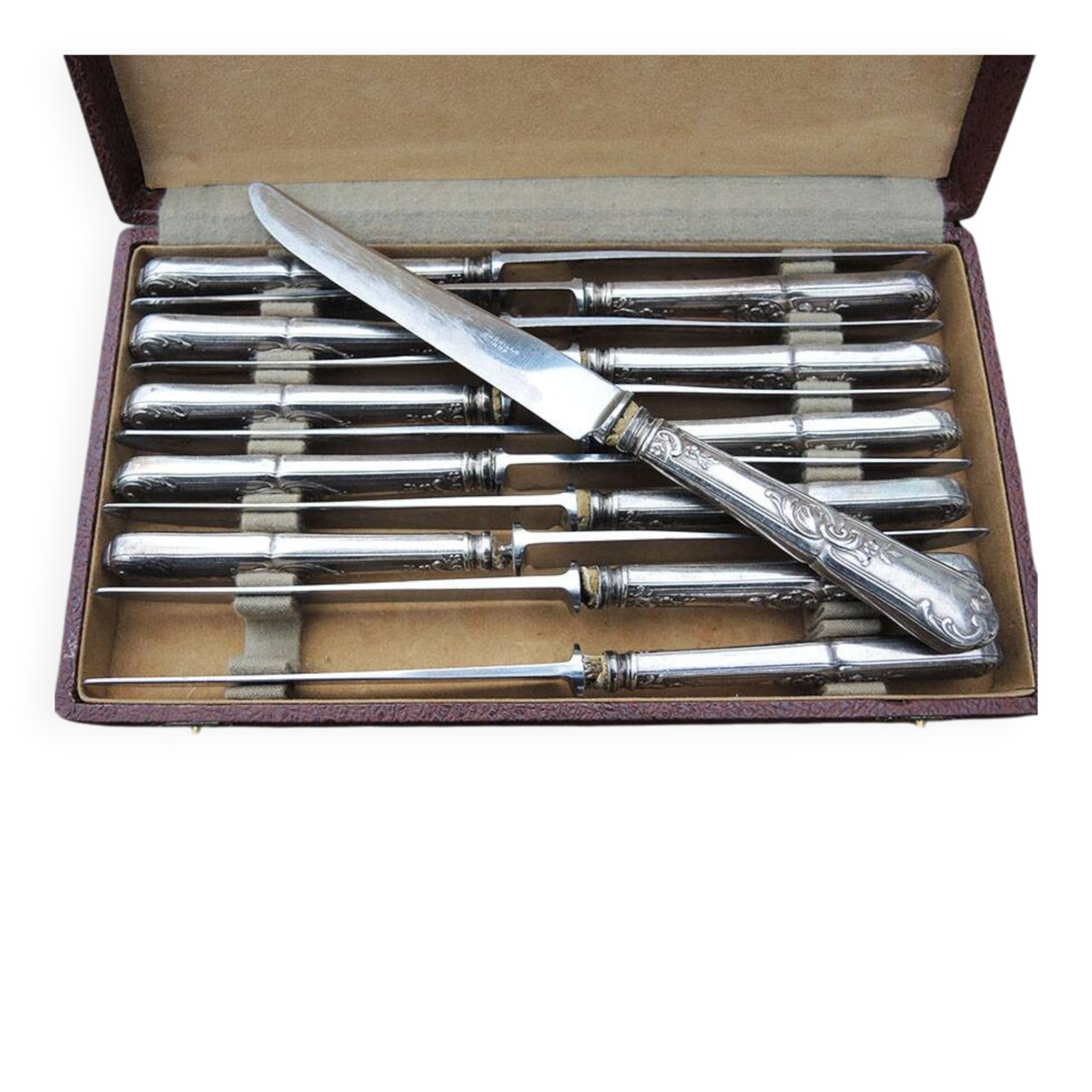 12 anciens couteaux de table Orbrille en inox