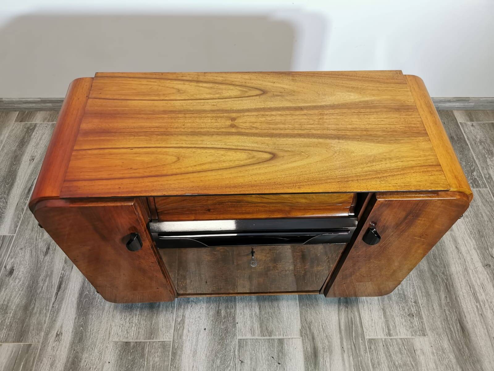 Armoire Gramophone par Jindrich Halabala