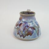 Pichet en céramique à émail violet bleu signé