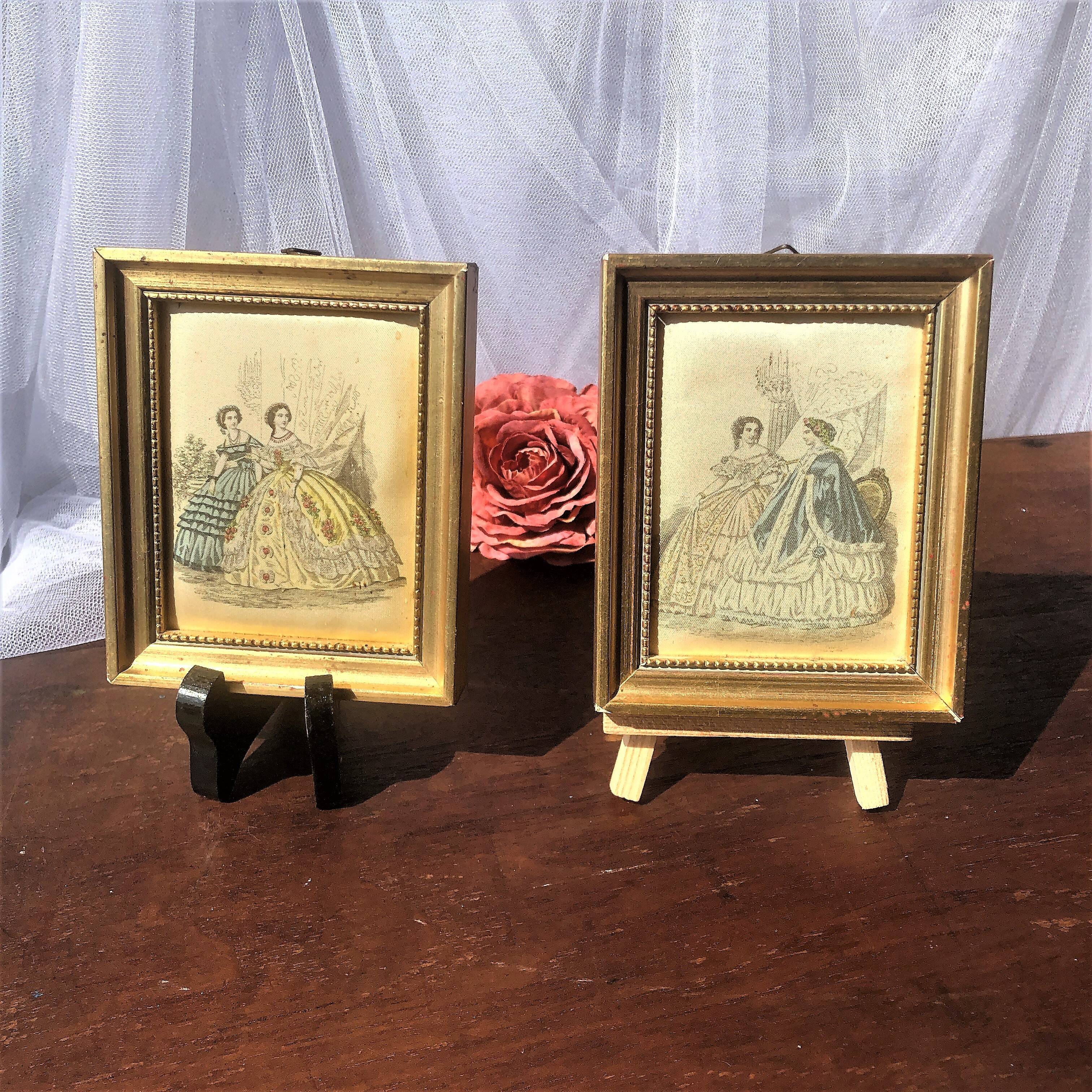 Lot de deux petits cadres portrait de marquises
