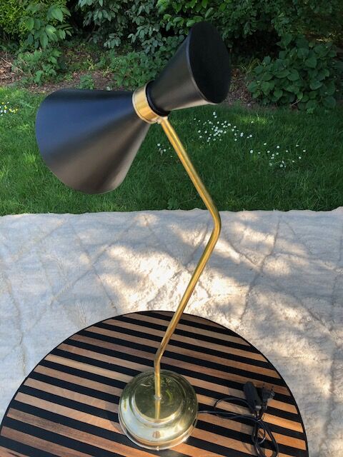 Contemporary table lamp