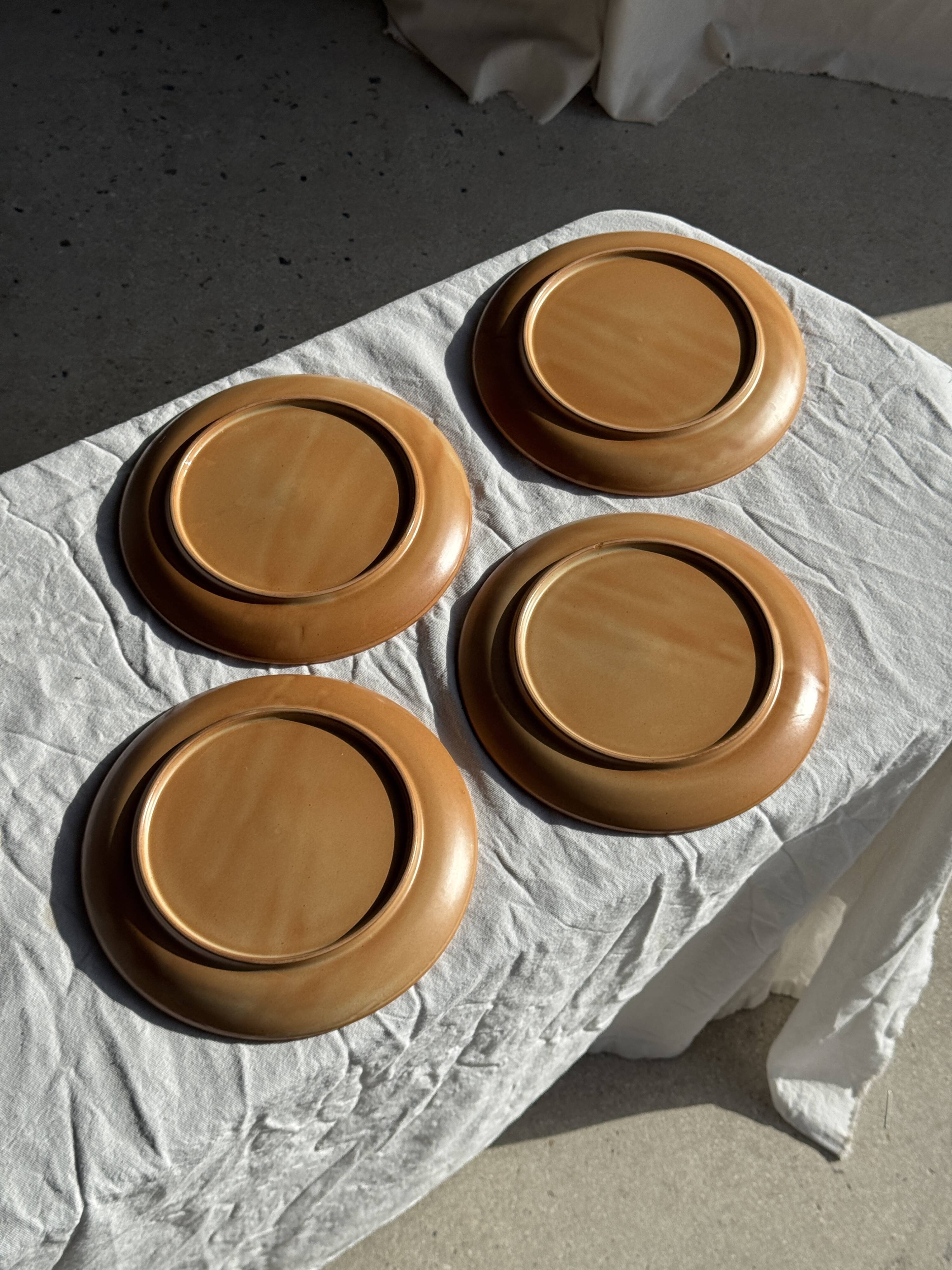 Set of 4 flat dinner plates in stoneware, no brand underneath.
