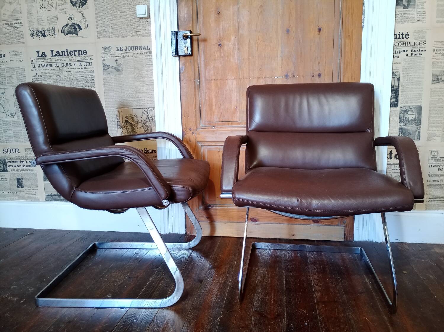Deux fauteuils cuir et chrome 1970
