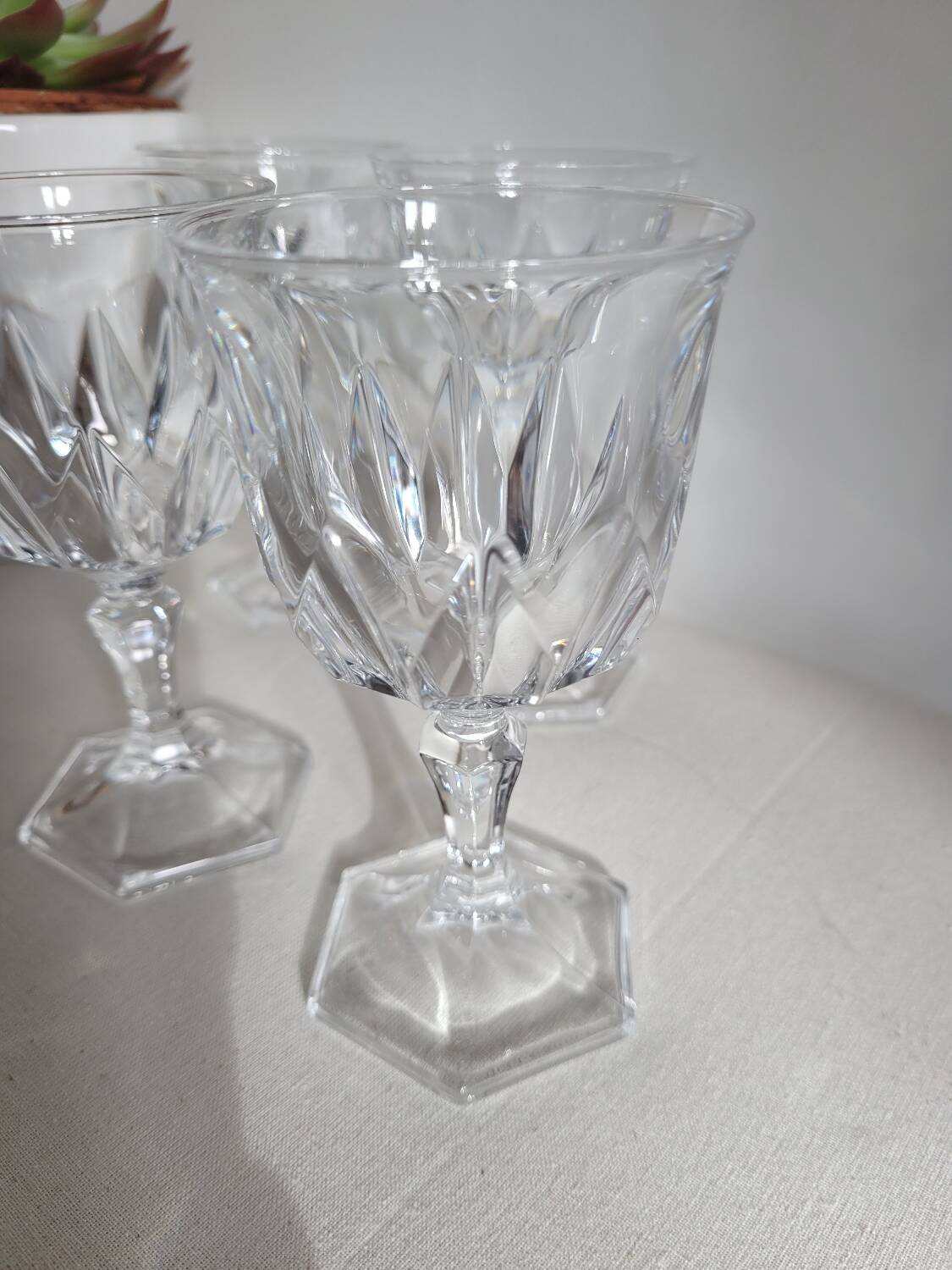 Set of 4 white wine glasses in Chaumont crystal from Cristal d'Arques.