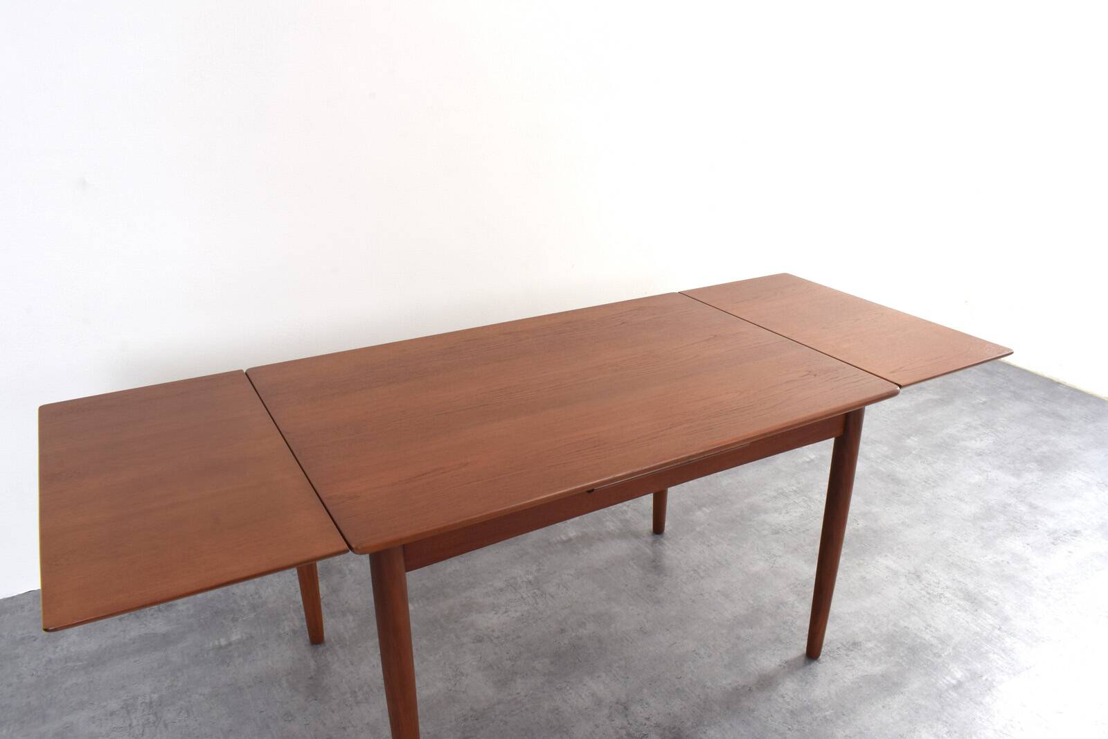 Table à manger extensible en teck danois des années 1960.