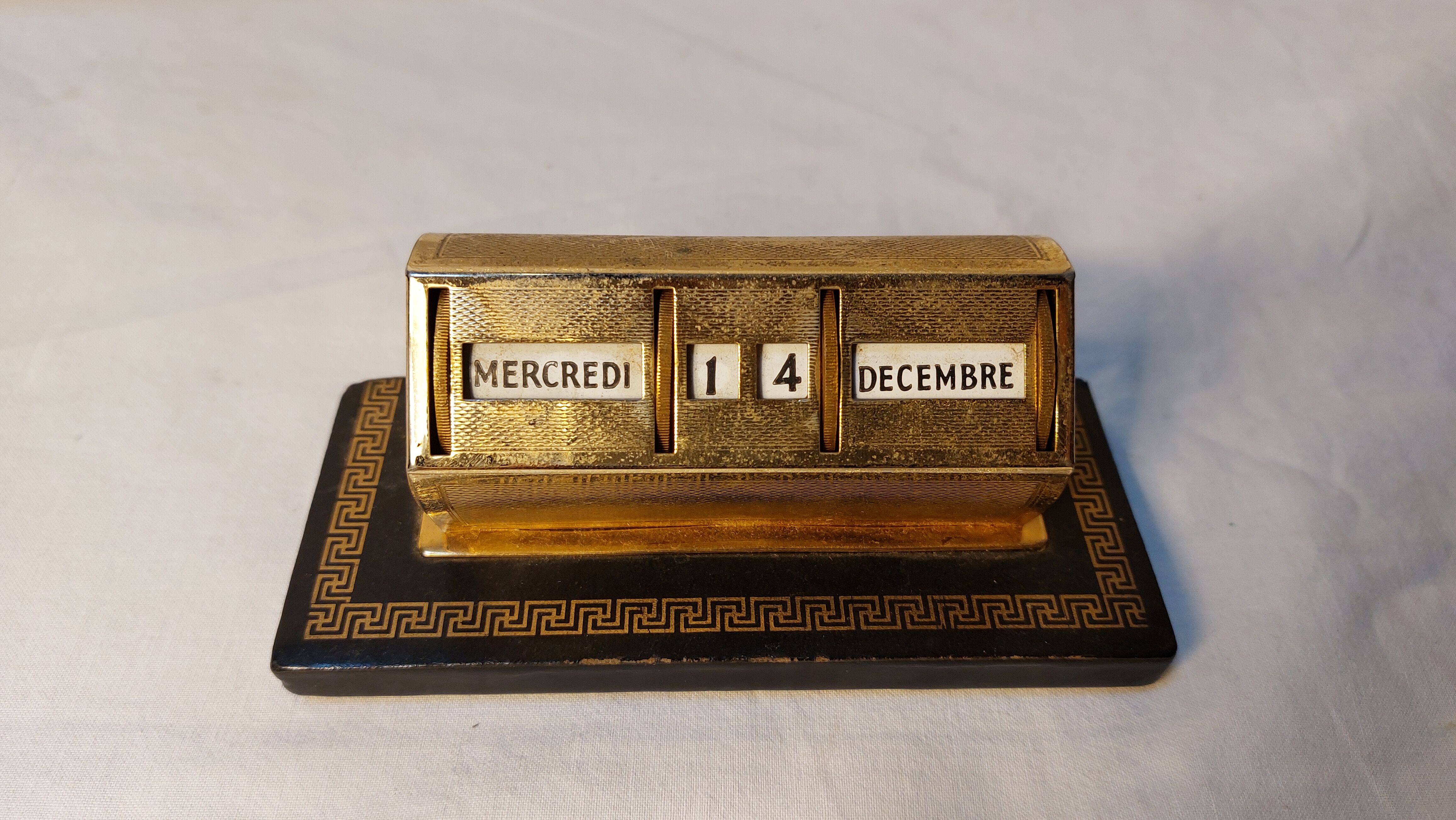 Art deco perpetual calendar