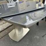 Extendable dining table