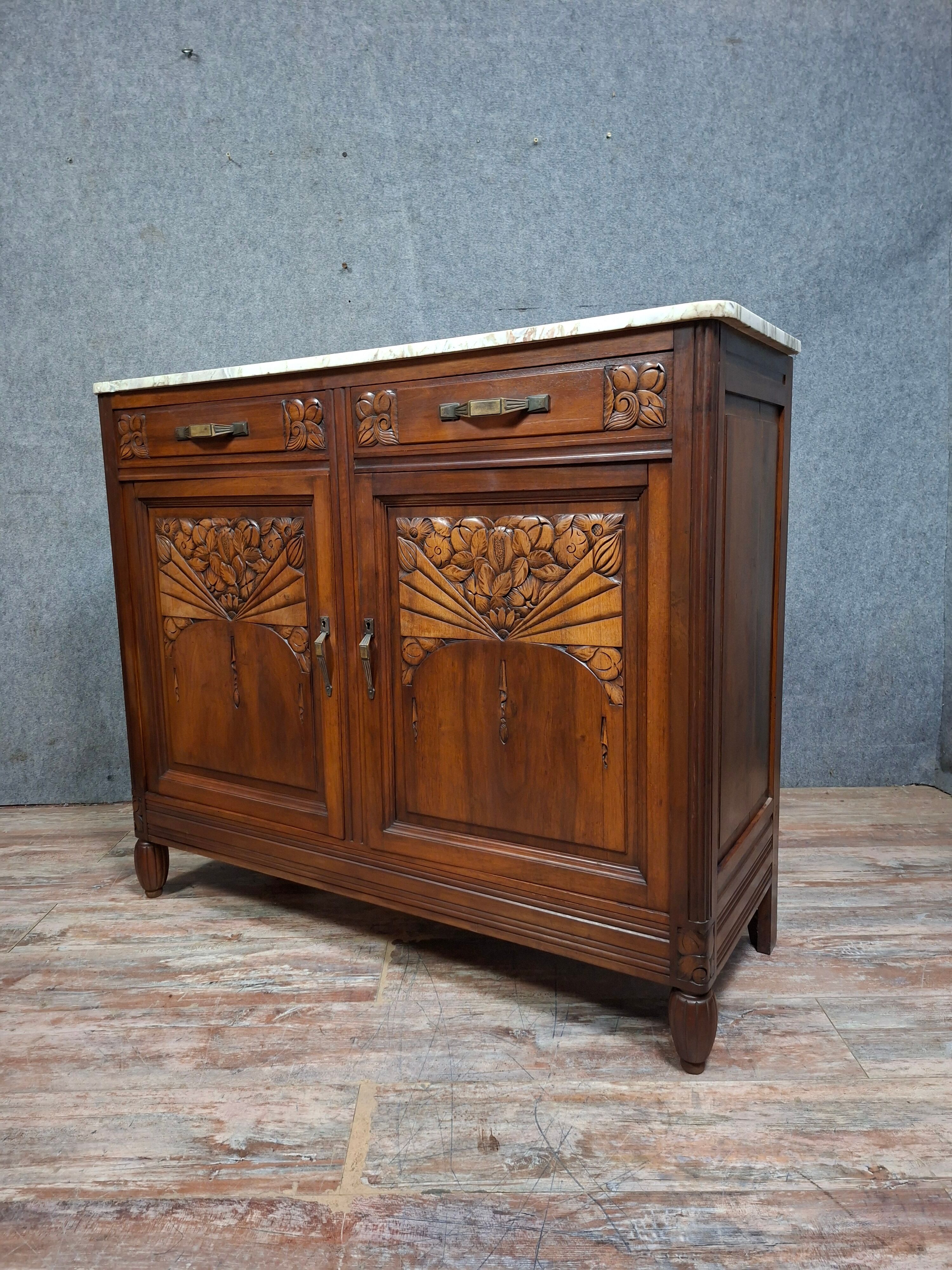 Buffet Art Déco en noyer sculpté et marbre – vers 1930
