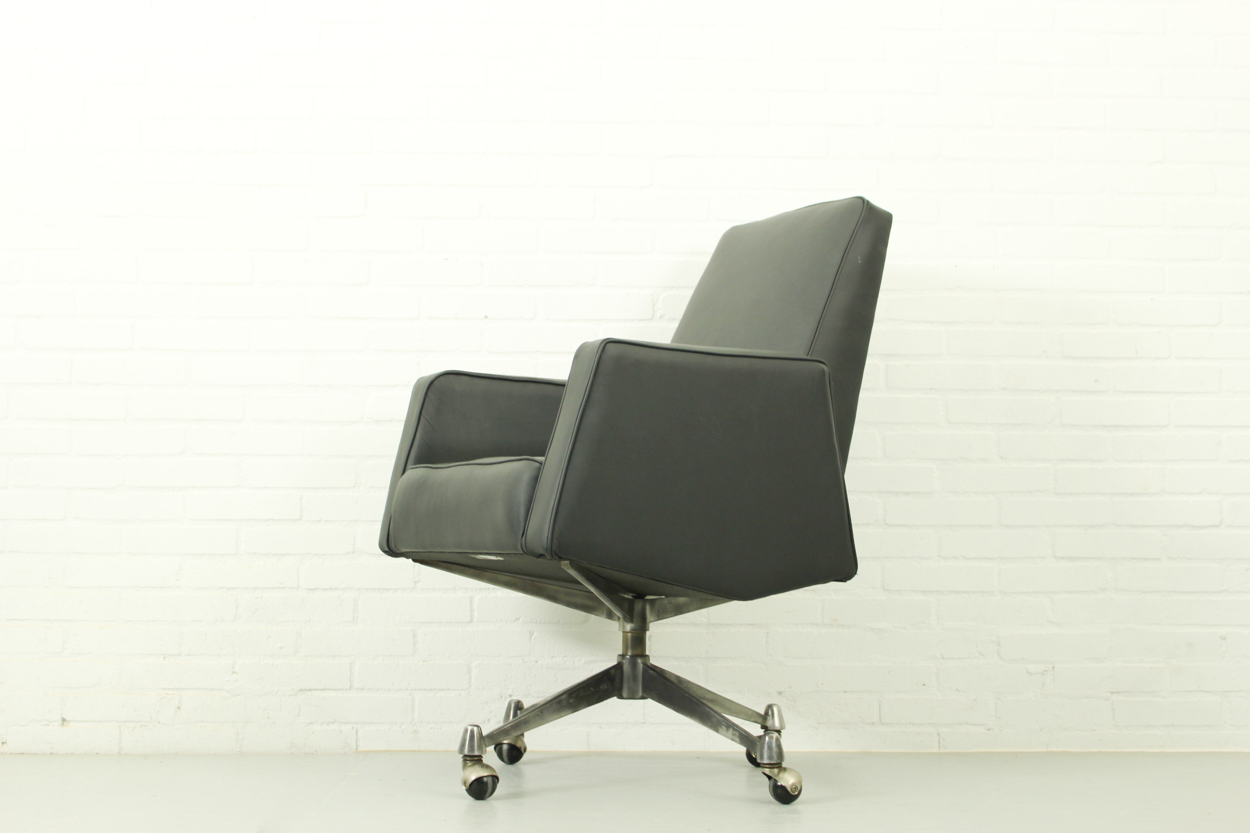 Model 98 Office chair by Theo Ruth for Artifort