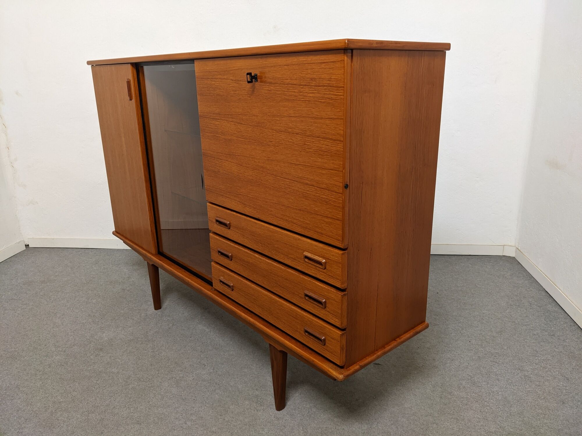 Storage cabinet showcase of the 50s-60s