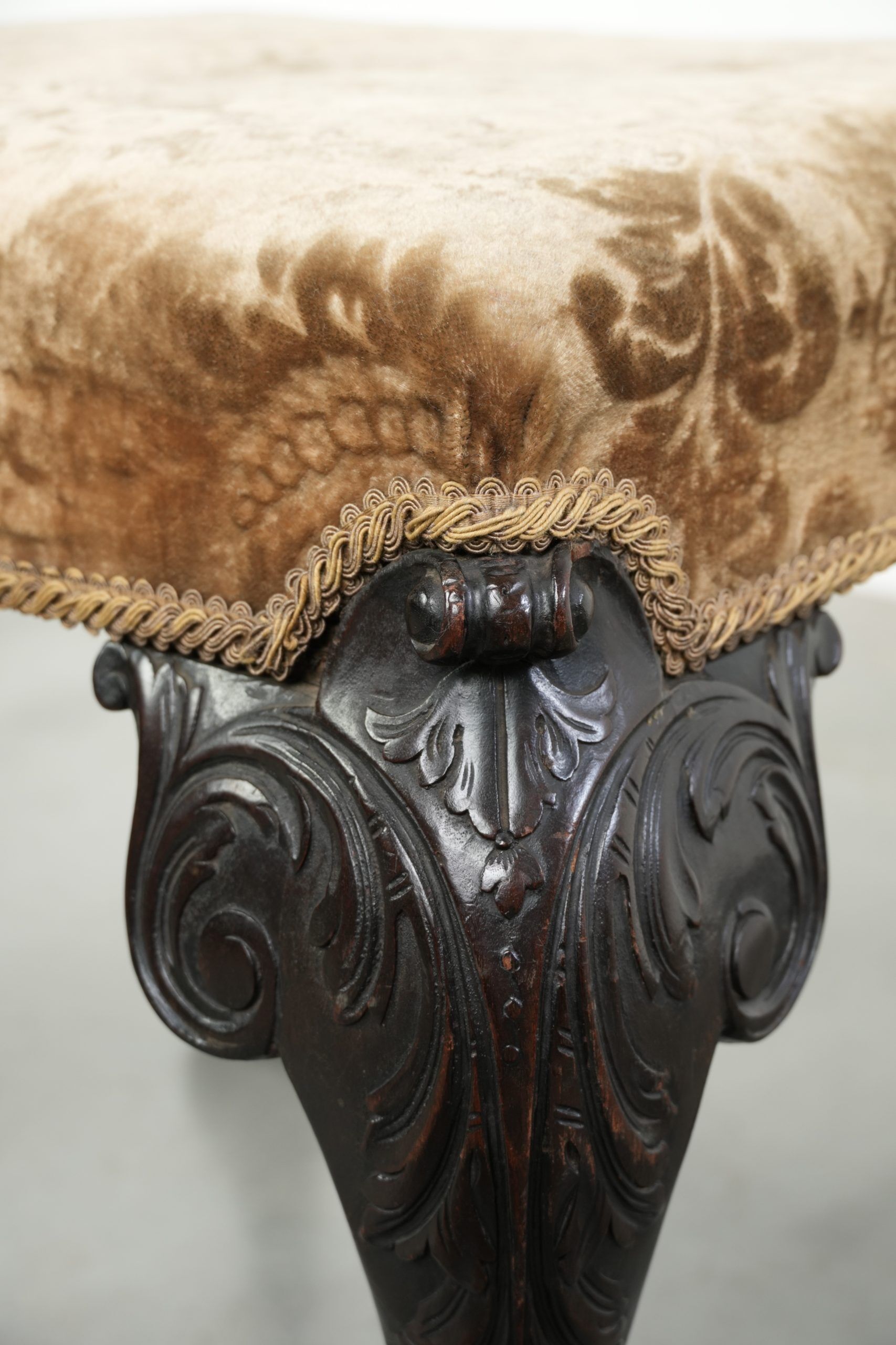Siège / ottoman néerlandais antique du XVIIIe siècle en tissu velours