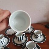 8 tasses à café en porcelaine blanche et noire motifs graphiques vintage 90's